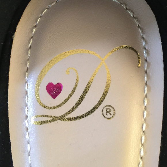 Heart in D High Heels - Picture 4 of 6